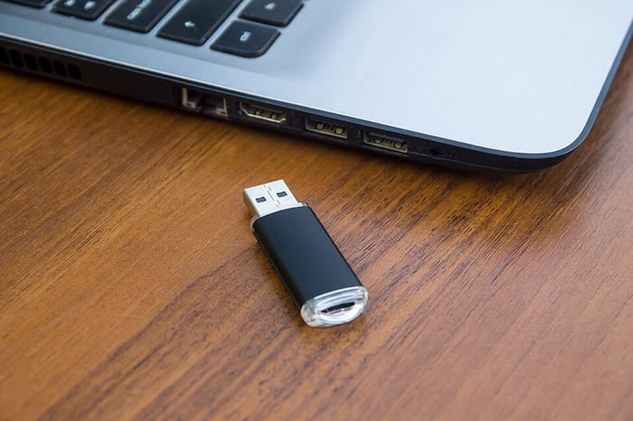 usb-memory-stick-flash-drive-laptop-computer-wooden-desk