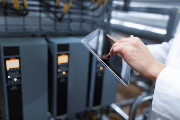 tecnólogo-con-mesa-gris-sus-manos-monta-la-línea-de-producción-mientras-está-de pie-del-departamento-de-lechería-fábrica tecnólogo-con-mesa-gris-sus-manos-monta-la-línea-de-producción-mientras-está-de pie-del-departamento-de-lechería-fábrica